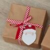 Etiquetas de presente e fita - Pai Natal com pompom