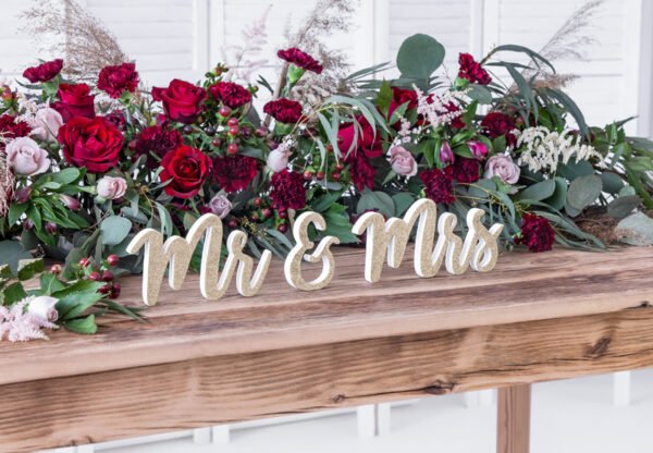 Letras em Madeira “Mr & Mrs” – Dourado (50x10cm) - Image 2