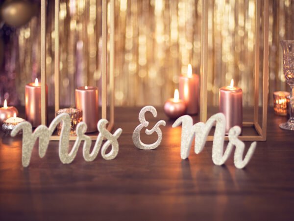 Letras em Madeira “Mr & Mrs” – Dourado (50x10cm) - Image 5