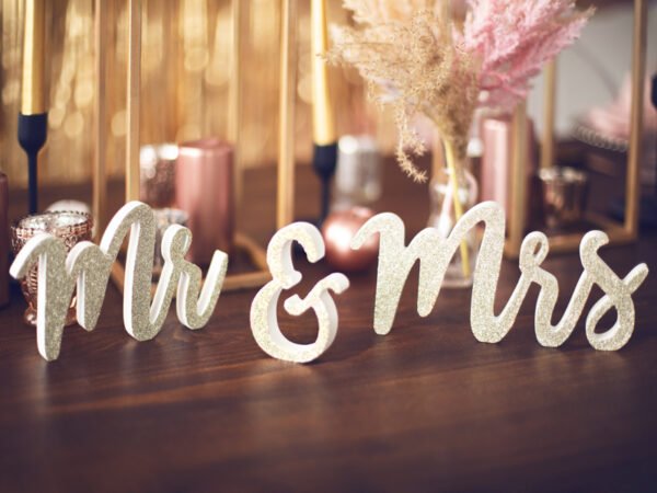 Letras em Madeira “Mr & Mrs” – Dourado (50x10cm) - Image 4