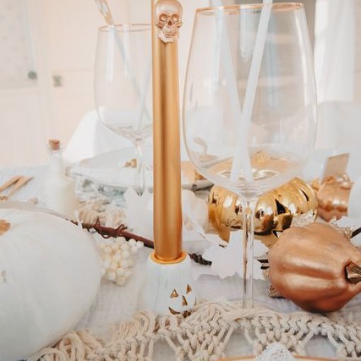 Castiçal Abóbora de Resina Branca e Dourada – 5,5 x 5,5 cm - Image 3