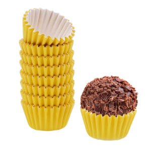 formas de papel amarelo ouro nº5 para brigadeiros com doce