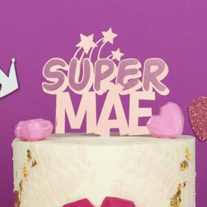 Topper acrílico “Super Mãe” rosa aplicado em bolo decorado para Dia da Mãe