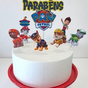 Topo de bolo Paw Patrol com personagens e topper Parabéns em bolo branco