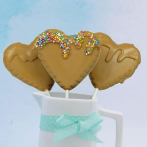 Cakepops em formato de coração decorados com chocolate fracionado sabor caramelo
