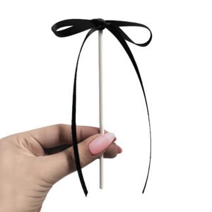 Bolo decorado com toppers de laços pretos em cetim estilo vintage