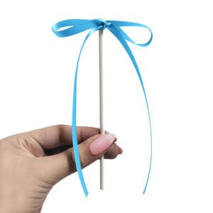 Bolo decorado com toppers de laços azul claro em cetim estilo vintage
