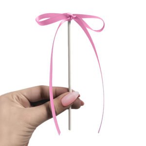 Bolo decorado com toppers de laços rosa claro em cetim estilo vintage