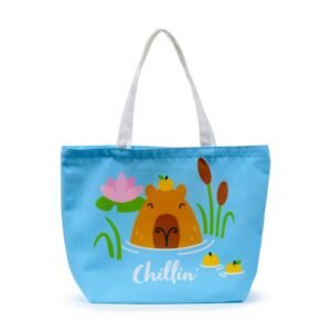 Saco de praia azul com desenho de capivara e alças brancas.