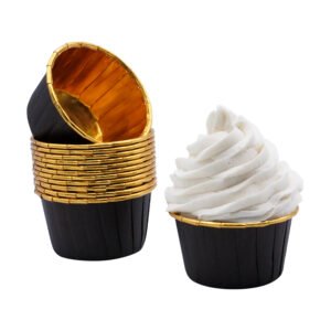 Cápsulas para cupcake preto e ouro com acabamento metalizado dourado.