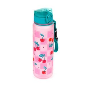 Garrafa reutilizável Cherry rosa com padrão de cerejas, tampa verde água e fita para transportar.