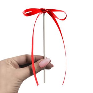 Topper com laço vermelho em cetim para decoração de bolos e cupcakes.
