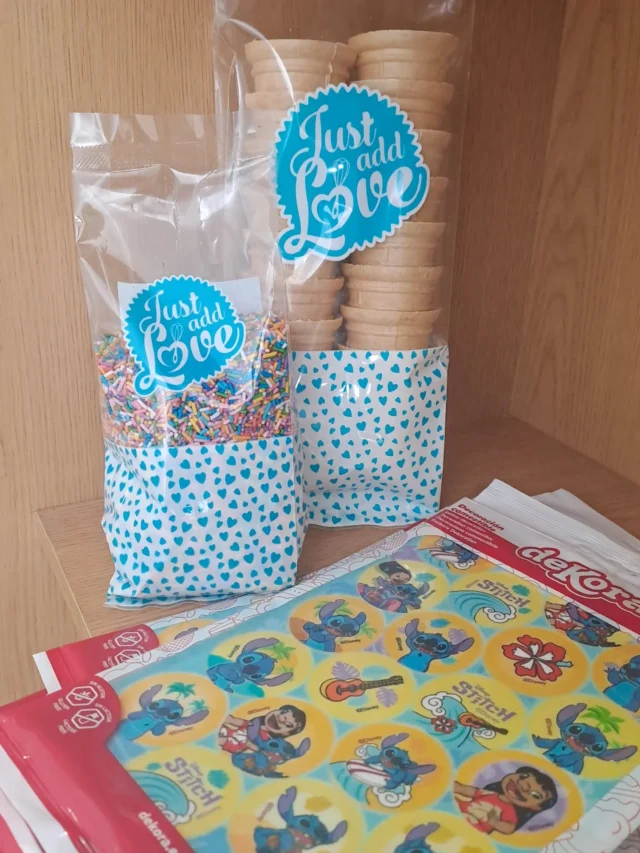 Para uma tarde de calor... gelados resolvem tudo!
Basta juntar uns cones crocantes, granulado colorido e um toque de Stitch para animar miúdos (e não só 😄)
Temos tudo isto em loja, é só passar ou pedir!

#muffin_partystore #partystore #partysupplies #lojadefestas #artigosdefesta #cakedesign #decoracaodebolos #gelados #stitch