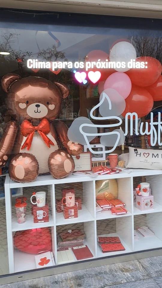 ❤️ Este é o clima por aqui!

A montra já se vestiu a rigor com algumas novidades para o Dia dos Namorados - cheias de corações e coisas bonitas.

Vão espreitando ou passem por cá!

#muffin_partystore #diadosnamorados❤️ #sãovalentim #presentes