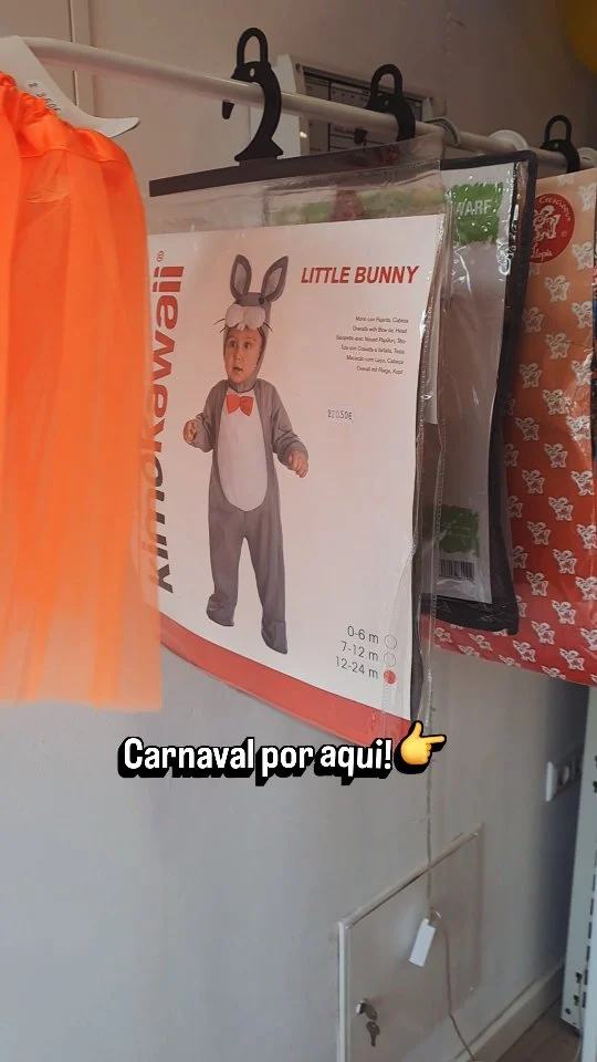 🎭 o expositor vai ficando cada vez mais composto!
Fatos, acessórios, tutus - podem passar por cá para ver ou espreitar o site, alguns já lá estão disponíveis - www.muffinpartystore.pt 

Ainda estão a tempo de preparar a folia!

#muffin_partystore #artigosdefesta #disfarces #Carnaval2026