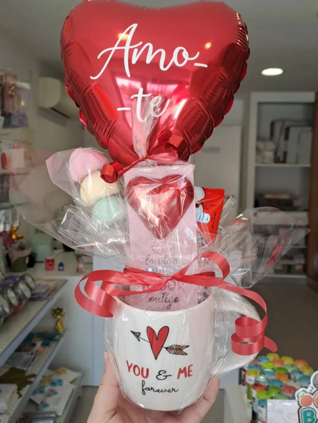 Um presente já pronto, com tudo no sítio certo:
Caneca + chocolates e gomas + balão ❤️
É pegar, oferecer e fazer sorrir!

#diadosnamorados❤️ #muffin_partystore #presentes