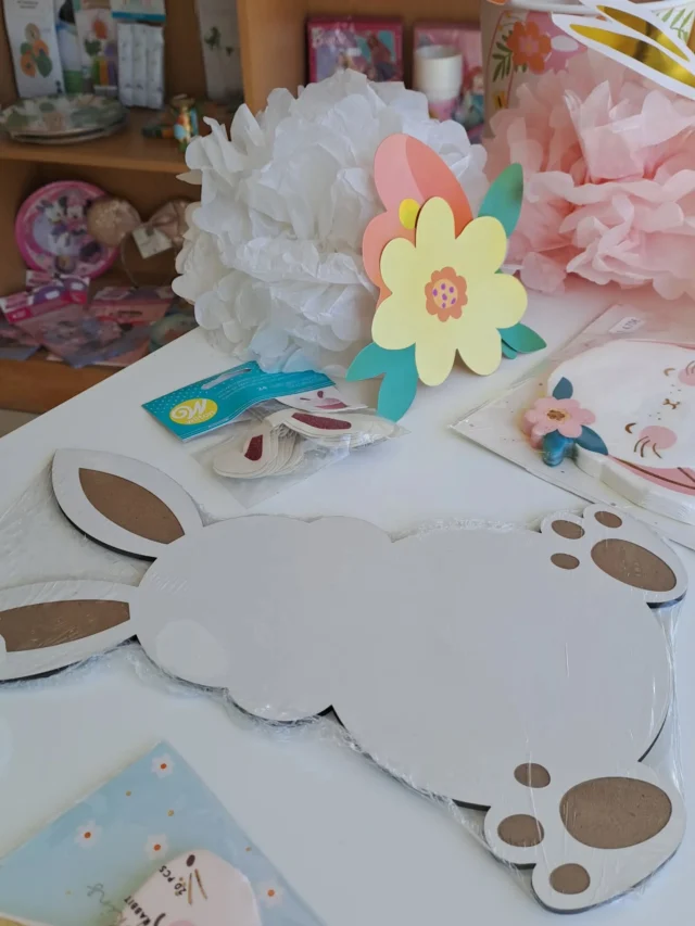 Esta base em MDF chegou à montra… e já nos faz pensar na mesa de Páscoa 🐣
Às vezes são os detalhes mais simples que criam o ambiente.

Já disponível em loja e online em www.muffinpartystore.pt 

#pascoa #muffin_partystore #decoraçãodefesta #tableware