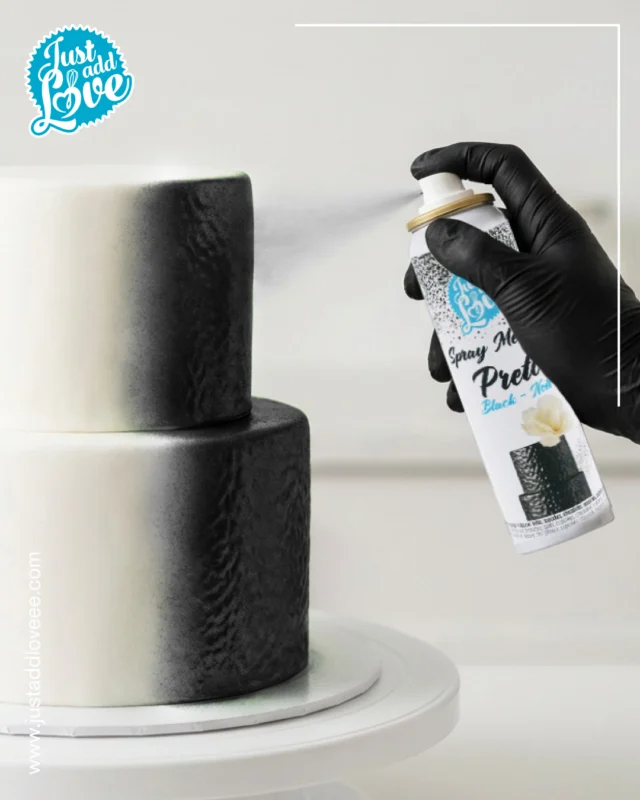 Já temos por aqui a solução da @just.add.loveee para quem quer bolos em preto 🖤

Mais fácil, mais uniforme… e sem complicações ✨

Porque sabemos que nem sempre é tarefa fácil 😅

#muffinpartystore #cakedesign