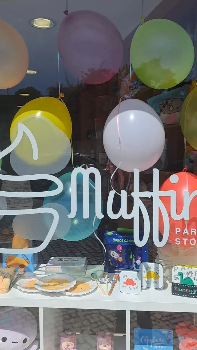 Até que idade somos crianças? 👀💛

Por aqui decidimos dar um pouco mais de cor à montra para celebrar o Dia da Criança 🎈✨

E a verdade é que há coisas que nunca deixam de nos fazer sorrir.

#muffin_partystore #diadacriança