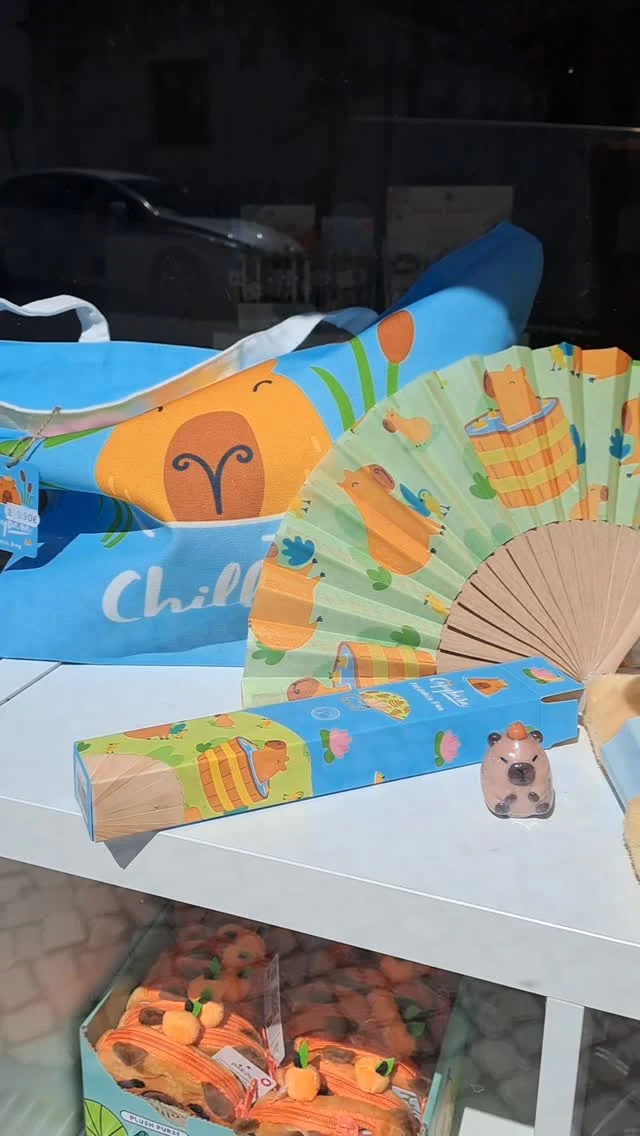 Acho que as capivaras decidiram instalar-se na Muffin este Verão 🦫☀️
Entre leques, sacos de praia e outros acessórios fofos, esta coleção continua a crescer.

Por aqui é difícil escolher o favorito 😄💛

#muffin_partystore #capybara