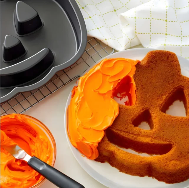 🎃 Já há bolos assustadores nos planos? 
Outubro é mês de abóboras, fantasmas, monstros e todas aquelas criações que nos deixam brincar um bocadinho mais no cake design. 👻🕷️ 

Por aqui, o Halloween já tomou conta das prateleiras — e o cake design não ficou de fora. 🧡🖤 
📍 Muffin Party Store — Mercado Municipal de Aljustrel